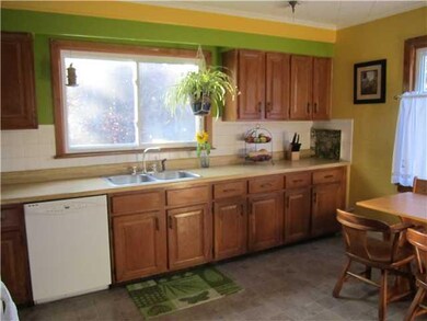Kitchen Large eat in kitchen with upgraded cabinet