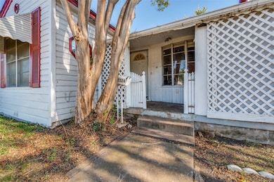 2324 Brockbank Dr, Irving, TX 75062 - photo 4