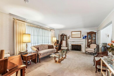 Livingroom with fireplace