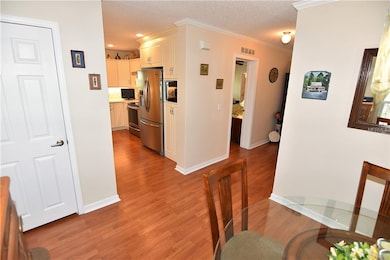 Foyer / dining area