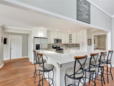 Kitchen has new granite counters, SS appliances (2