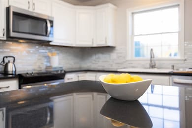 231 Maple Ave unit 204, Newport, RI 02840 - photo 5