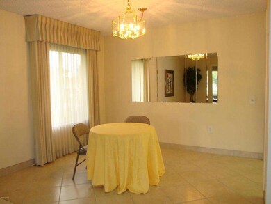 5 DINNG AREA FRONT LIVING RM