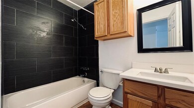 Bathroom with toilet, vanity, and shower / washtu