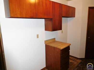 214 SW 40th Terrace, Topeka, KS 66609 - photo 7