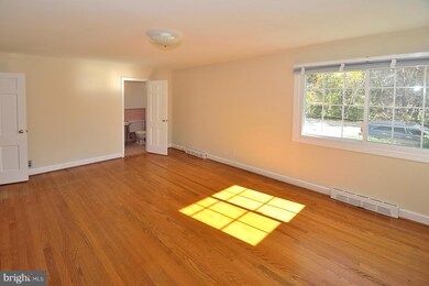 502 W Taylor Run Pkwy, Alexandria, VA 22314 - photo 7