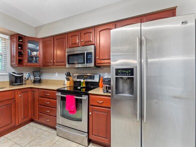 Alt view of the kitchen - Yes! The refrigerator st