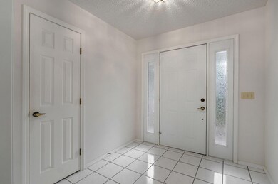 Foyer w/ coat closet