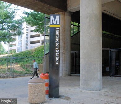 5639 Fenwick Dr, Alexandria, VA 22303 - photo 3