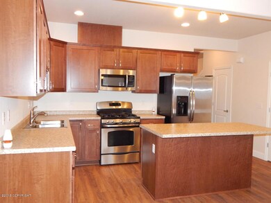 Kitchen W/Laminate Floor & Breakfast Bar