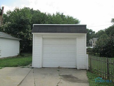 Detached Garage.