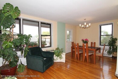 Living/Dining Sunny Windows
