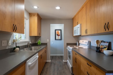 990 Pippa Ln, Philomath, OR 97370 - photo 4