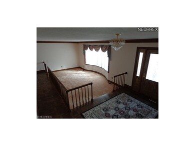 FOYER/LIVING ROOM