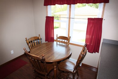 1321 Edgewood Dr, Waterloo, IA 50701 - photo 6