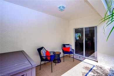Side lanai and entrance