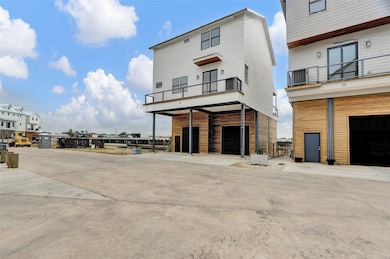 28 Cmdr Runco Ln, Taylor Lake Village, TX 77586 - photo 4