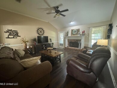 928 Eagles Nest Dr livingroom