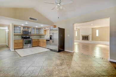 653 E Franklin Ave-9
