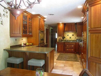 Kitchen. Decorative ceramic backsplash w/bronze in