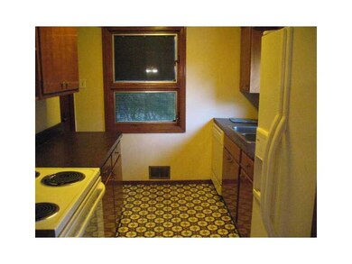 Kitchen. KITCHEN WITH ELCTRIC STOVE,  REFRIGERATOR