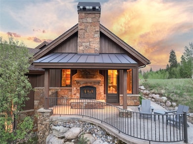 Outdoor fire place to enjoy sunsets.