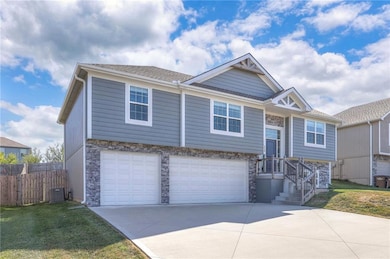 425 Spring Branch Dr, Raymore, MO 64083 - photo 2