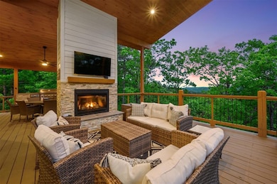 Expansinve decks set in the tree tops with unobstr