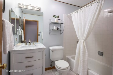 533 Lakeview Dr, Oswego, IL 60543 - photo 5