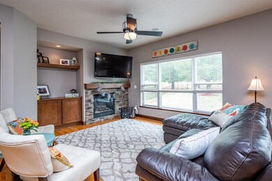 2917 Caspian Rd, Hiawatha, IA 52233 - photo 4