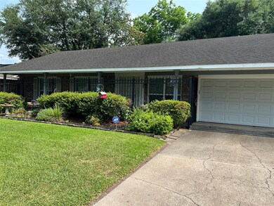 903 Hidden Valley Dr, Houston, TX 77088 - photo 2