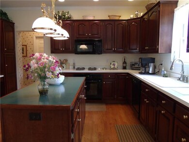 OPEN KITCHEN WITH ISLAND, BUILT IN OVEN, GAS COOK 