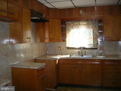 648 1/2 E Broad St, Tamaqua, PA 18252 - photo 4