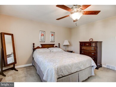 828 Crescent Dr, Glenolden, PA 19036 - photo 2