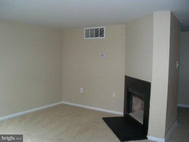 4305 Pembrook Village Dr unit 18, Alexandria, VA 22309 - photo 3