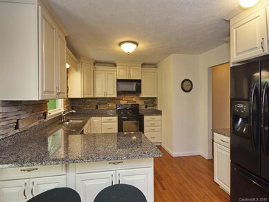 37 Fieldcrest Cir, Asheville, NC 28806 - photo 3