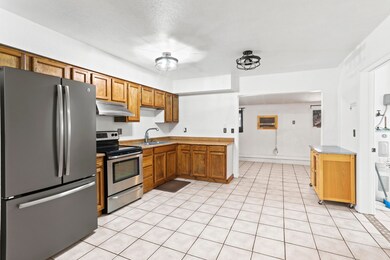 Kitchen 2 with Moveable Island
