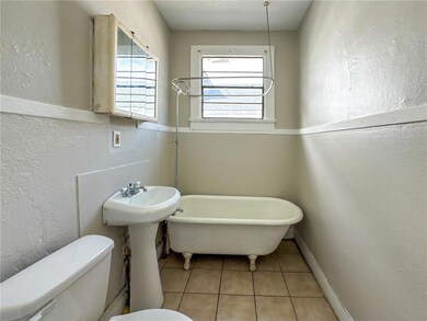 Full bath is located in the hallway between the li