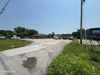 2527 Jacksboro Pike, Jacksboro, TN 37757 - photo 5