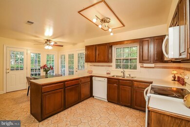 9706 Rolling Ridge Dr, Fairfax Station, VA 22039 - photo 5