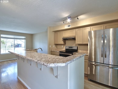 Kitchen-Breakfast Bar