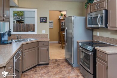 12100 Edgewater Circle-large-019-Kitchen