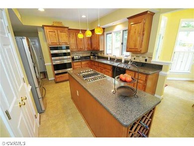 Kitchen - Renovated kitchen! Granite, Jennair gas 