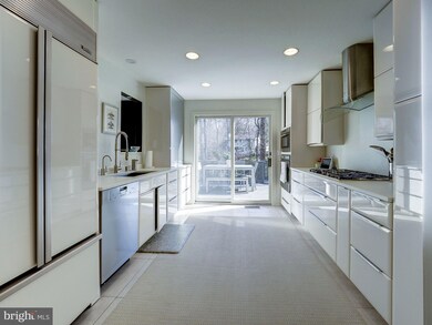 6813 Persimmon Tree Rd, Bethesda, MD 20817 - photo 4