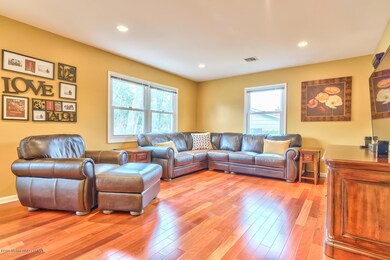 14 Crabtree Rd Matawan NJ-large-010-Livi