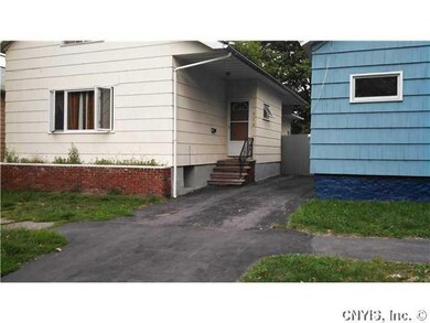 Exterior Front. The driveway is for 916.  There is