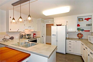 2908 Eastway Dr, Statesville, NC 28625 - photo 7