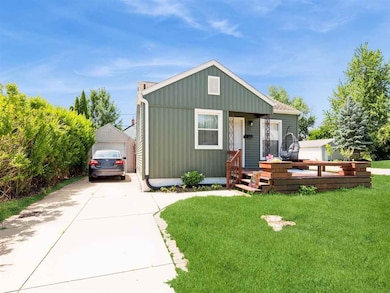 927 O Ave NW, Cedar Rapids, IA 52405 - photo 2