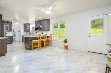 Extra Large Eat-In Kitchen