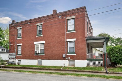 900 W State St-111